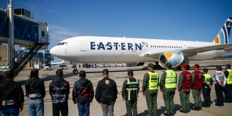 Llegan a Venezuela dos nuevos vuelos desde EE.UU. con 305 migrantes deportados