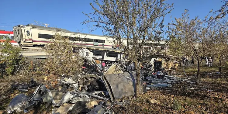 Al menos 68 muertos tras choque de trenes de alta velocidad en España: dos de los vagones cayeron por un terraplén