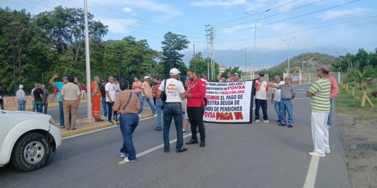 En Puerto La Cruz jubilados petroleros protestaron para exigir el pago del Fondo de Pensiones