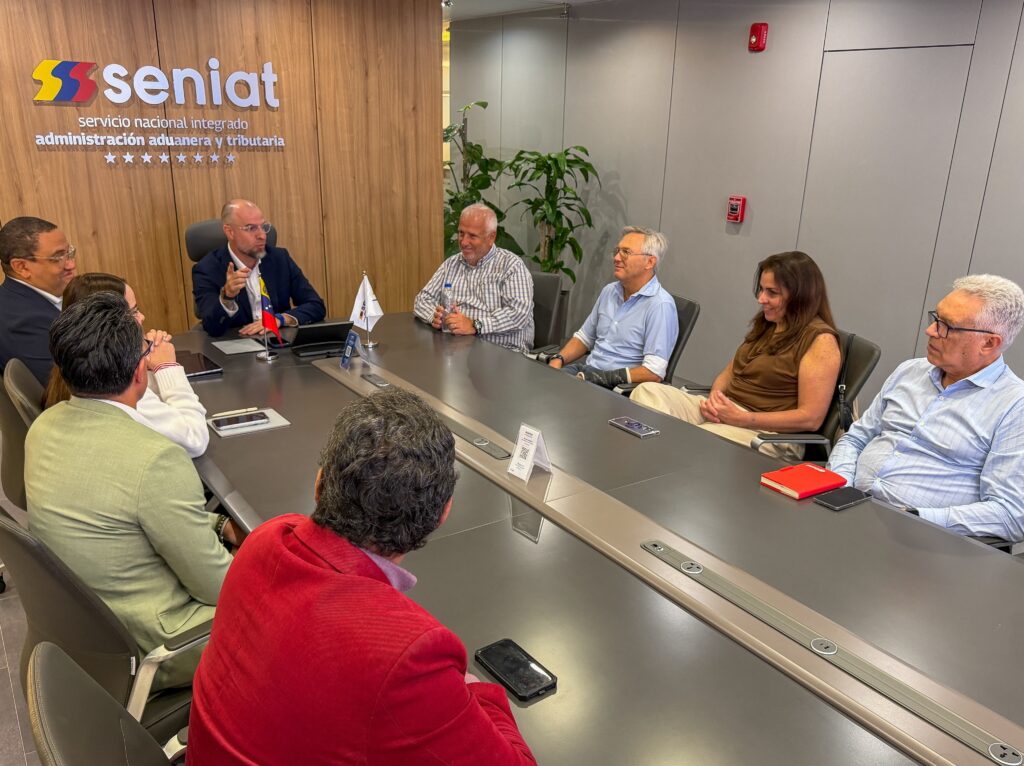 Superintendente Maniglia expuso la visión de la «Moda Seniat» al gremio de centros comerciales