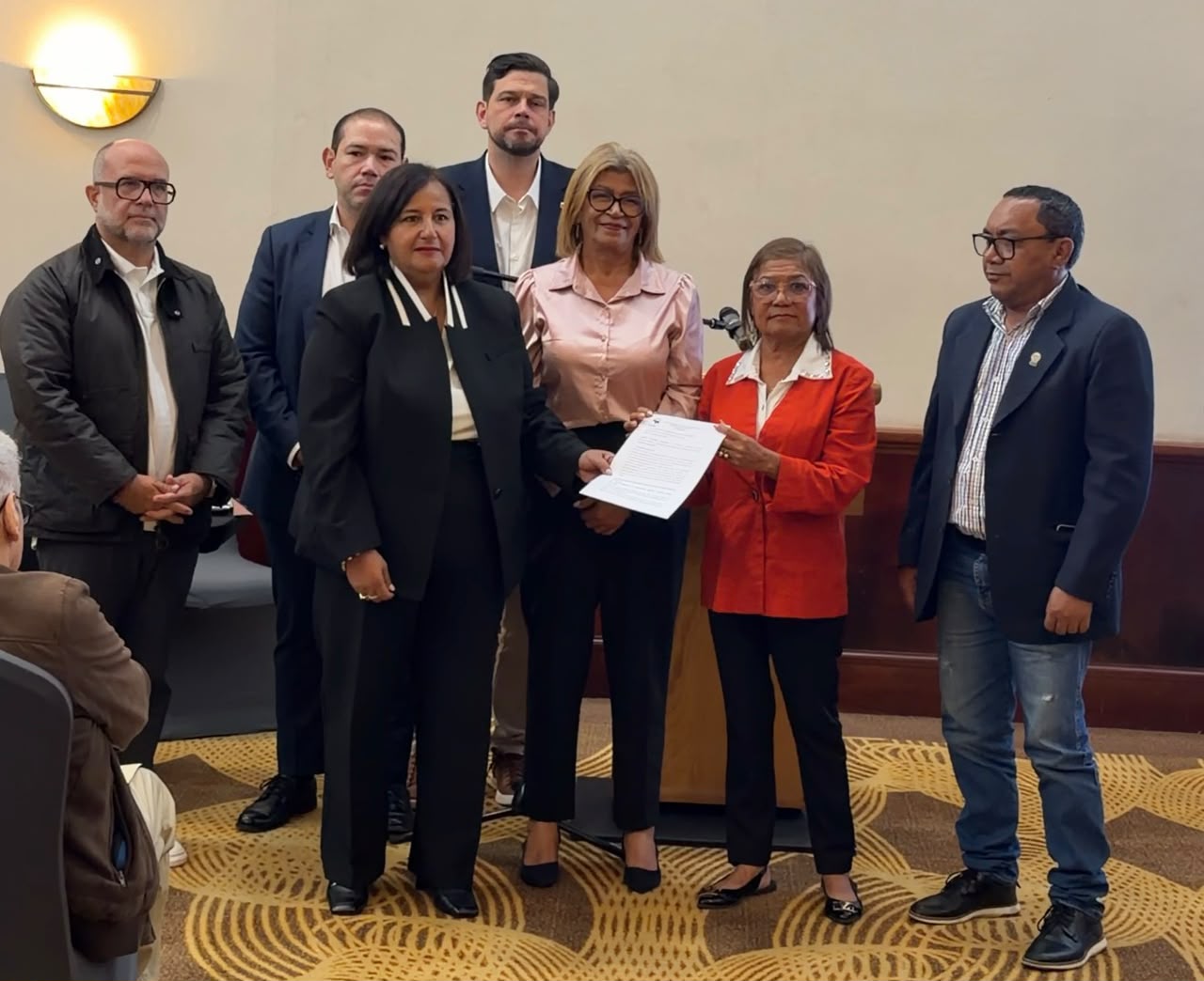 Gremio médico entregan a Dinorah Figuera propuestas para recuperar el sistema de salud venezolano