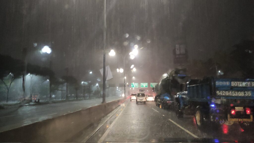 INAMEH: Lluvias y descargas eléctricas afectarán a la Gran Caracas y la región central durante las próximas horas