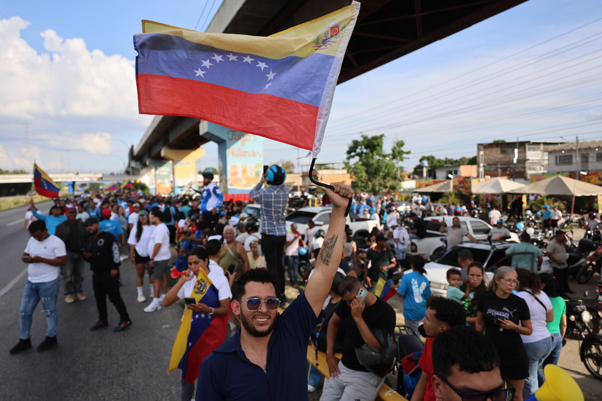 Miles reciben la caravana encabezada por María Corina Machado tras su esperado regreso a Venezuela